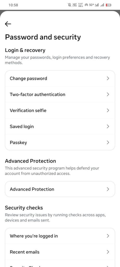 Facebook Password and Security settings screen jahan Change password, Two-factor authentication aur Passkey options dikh rahe hain