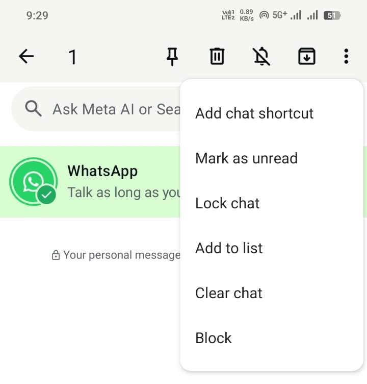 WhatsApp me selected chat par three dot menu kholne ke baad Lock chat option ka screenshot